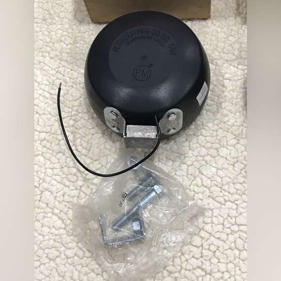 Peterson Mfg. Co Part#: 3320 Sealed Beam Light Lamp w/Bracket, 620W
New Never - Picture 3 of 14